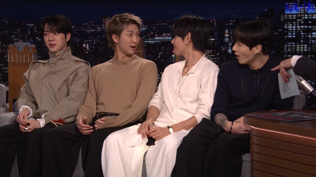 sgmin_seven's tweet image. taehyung recommends the BTS songs for a new fan to listen to first them he said Cypher and Ddaeng... LOOK AT NAMJOON'S REACTION WHEN HE SAID DDAENG 😭😭😭 TAHEYUNG AND HIS LOVE FOR THE RAPLINE SONGS