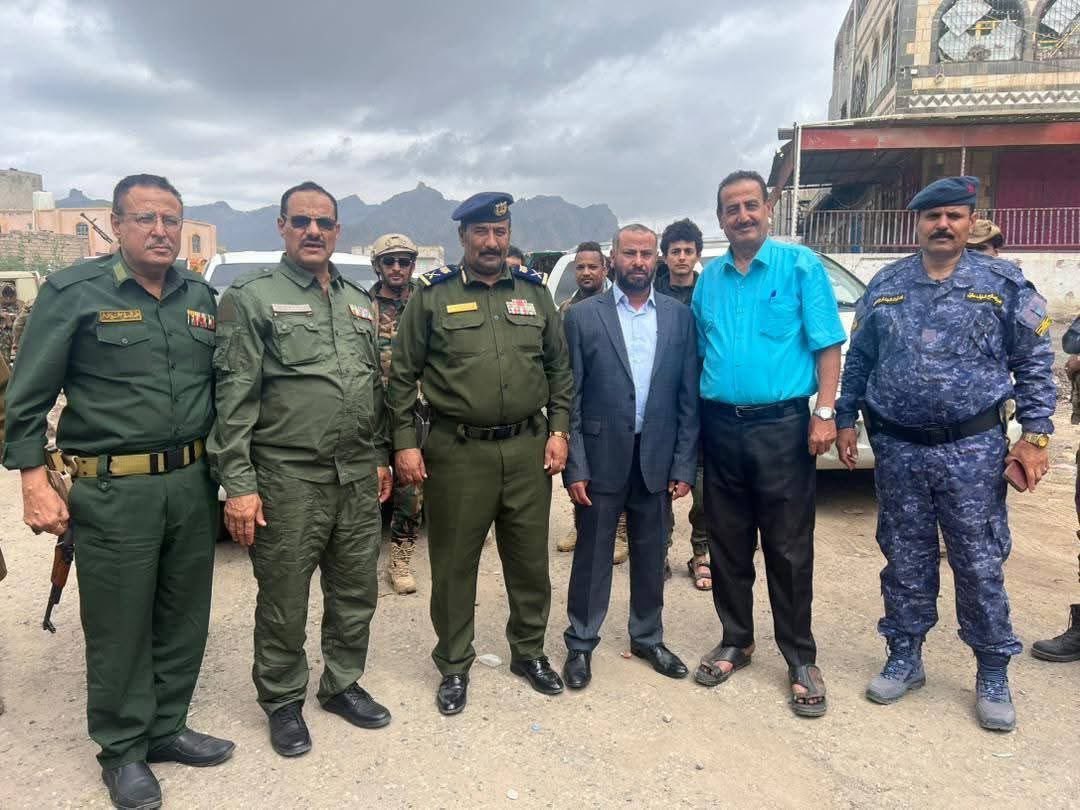 يا جماعة ماتلاحظون ان الي لبسين الزي العسكري كلهم مكرشين حالتهم حاله لا ويتباهون كمان ،،
طيب تقاعدوا احترموا البدلة ،،🙂