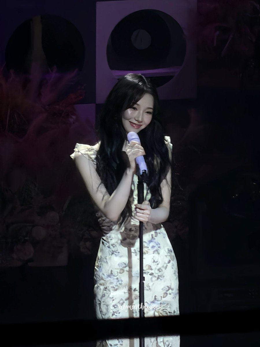 almostbluue's tweet image. you can feel the love in the way she looks at mys💙🥹

 #KARINA_BDAY_PARTY #MEMORY_BOX 
#Karina #카리나