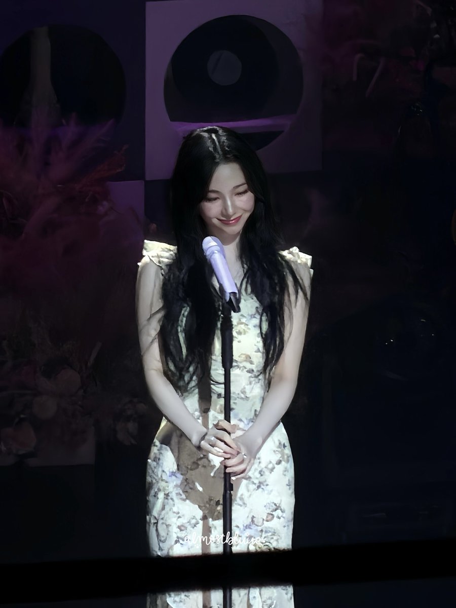 almostbluue's tweet image. you can feel the love in the way she looks at mys💙🥹

 #KARINA_BDAY_PARTY #MEMORY_BOX 
#Karina #카리나