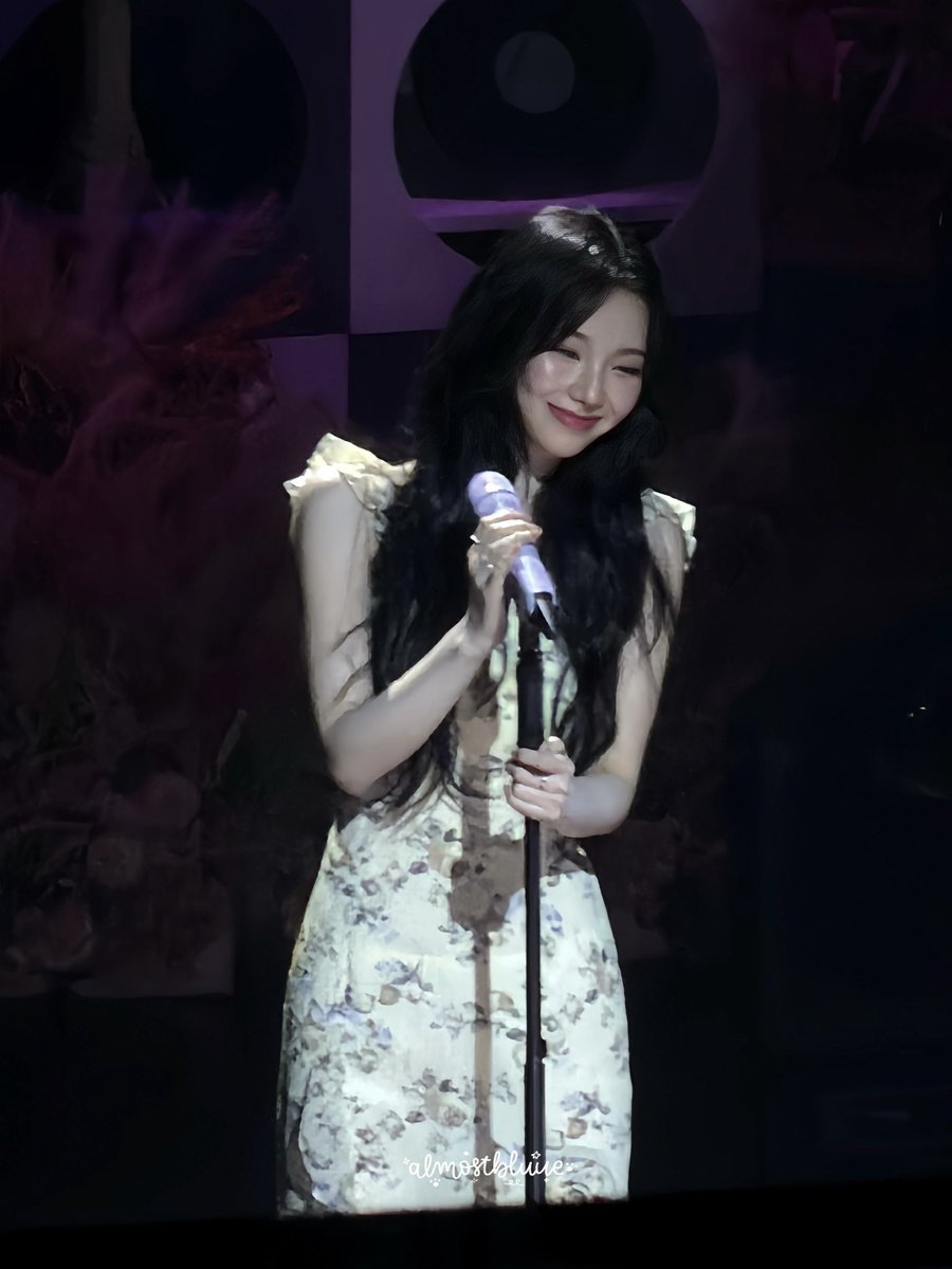 almostbluue's tweet image. you can feel the love in the way she looks at mys💙🥹

 #KARINA_BDAY_PARTY #MEMORY_BOX 
#Karina #카리나