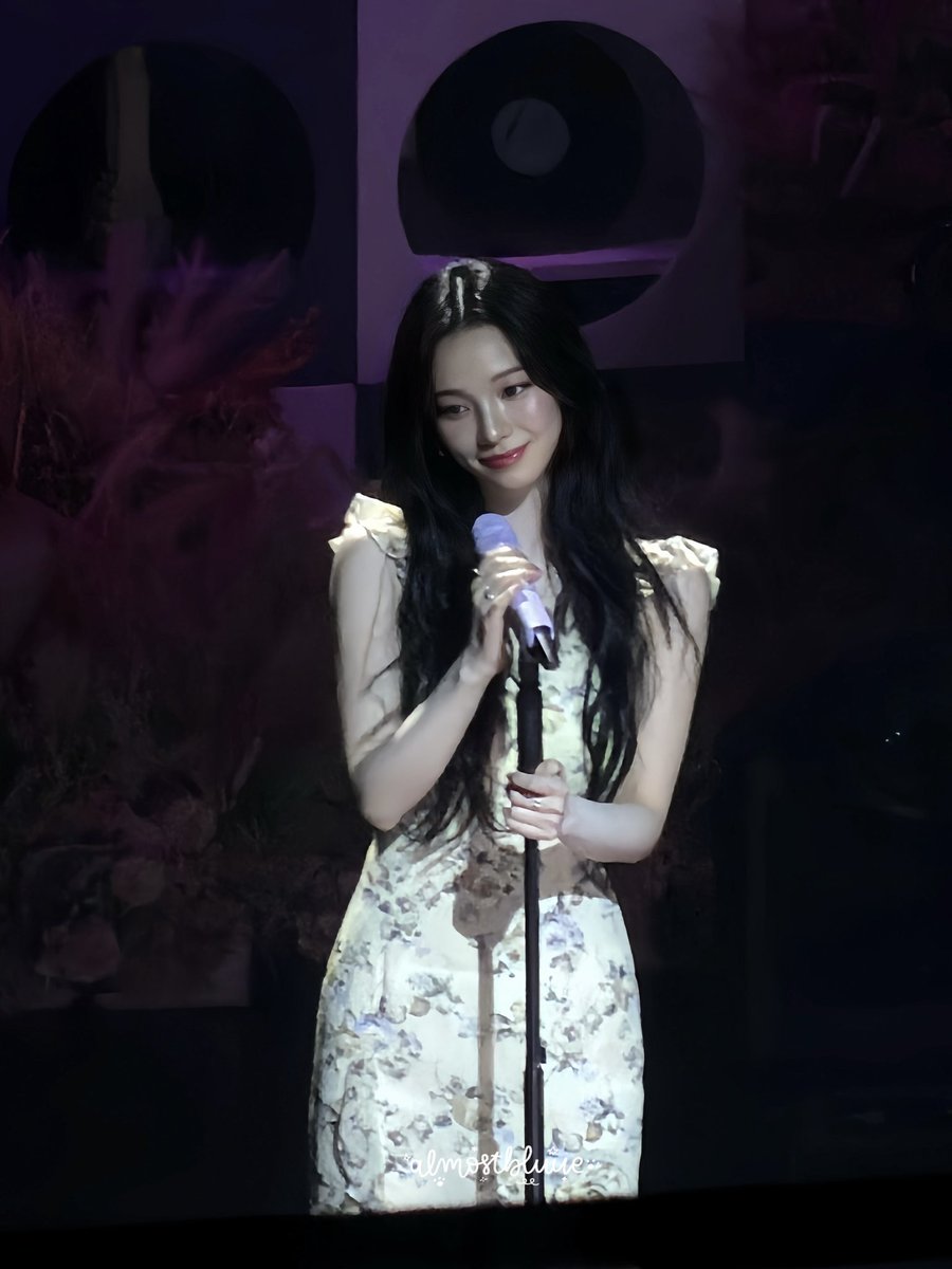 almostbluue's tweet image. you can feel the love in the way she looks at mys💙🥹

 #KARINA_BDAY_PARTY #MEMORY_BOX 
#Karina #카리나