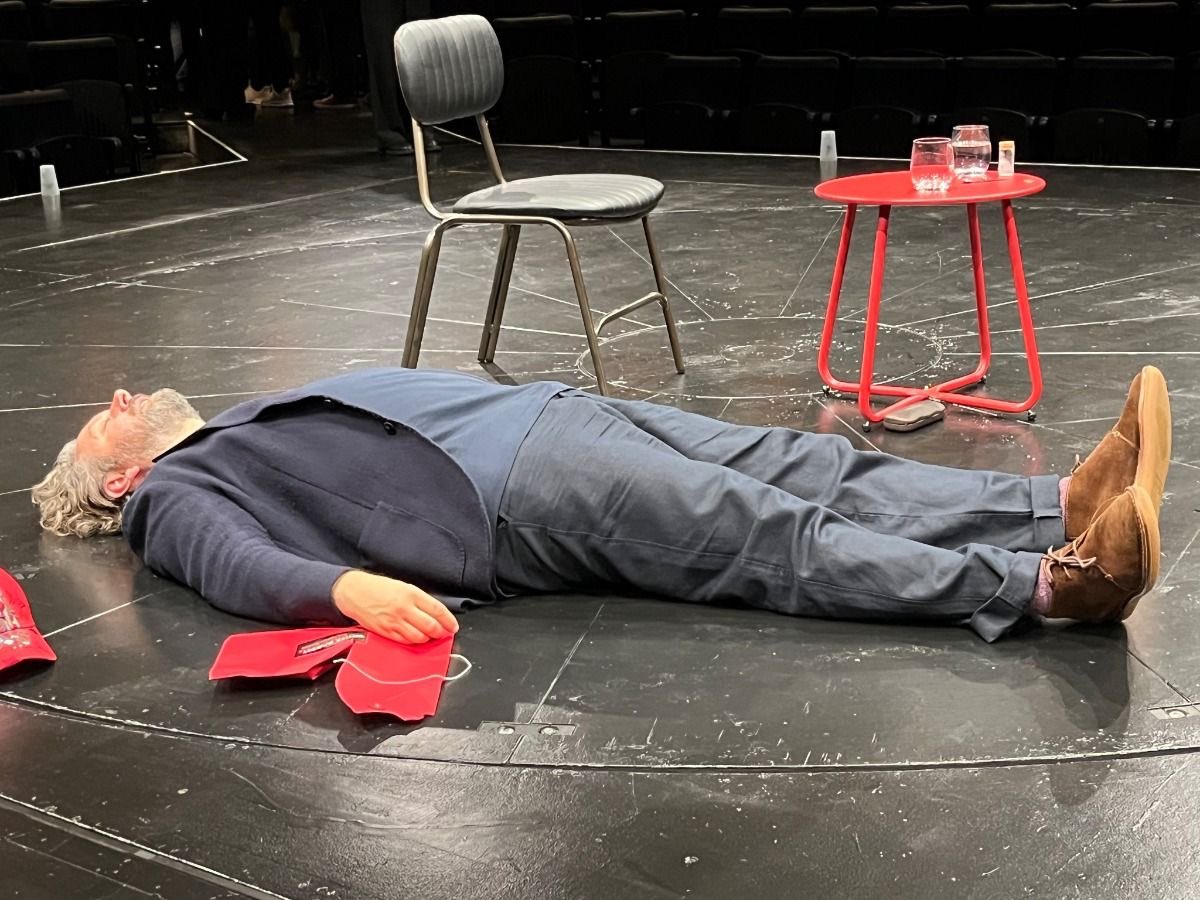 vladimirsheen's tweet photo. NEVER ASK FANS OF GOOD OMENS WHAT HAPPENED AFTER THEY SAW THE FOOTAGE OF AZIRAPHALE. https://t.co/Bi892Vyotn