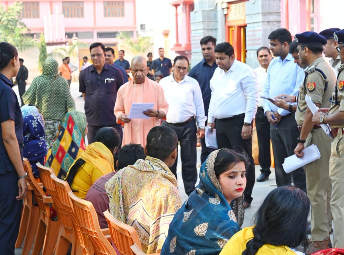 जन-जन के कल्याण के लिए प्रतिबद्ध मुख्यमंत्री योगी आदित्यनाथ ने आज गोरखनाथ मंदिर परिसर में आयोजित "जनता दर्शन" में विभिन्न जनपदों से आए नागरिकों की समस्याएं सुनीं और संबंधित अधिकारियों को प्रत्येक जनसमस्या के त्वरित, पारदर्शी एवं प्रभावी समाधान सुनिश्चित करने के निर्देश दिए!!