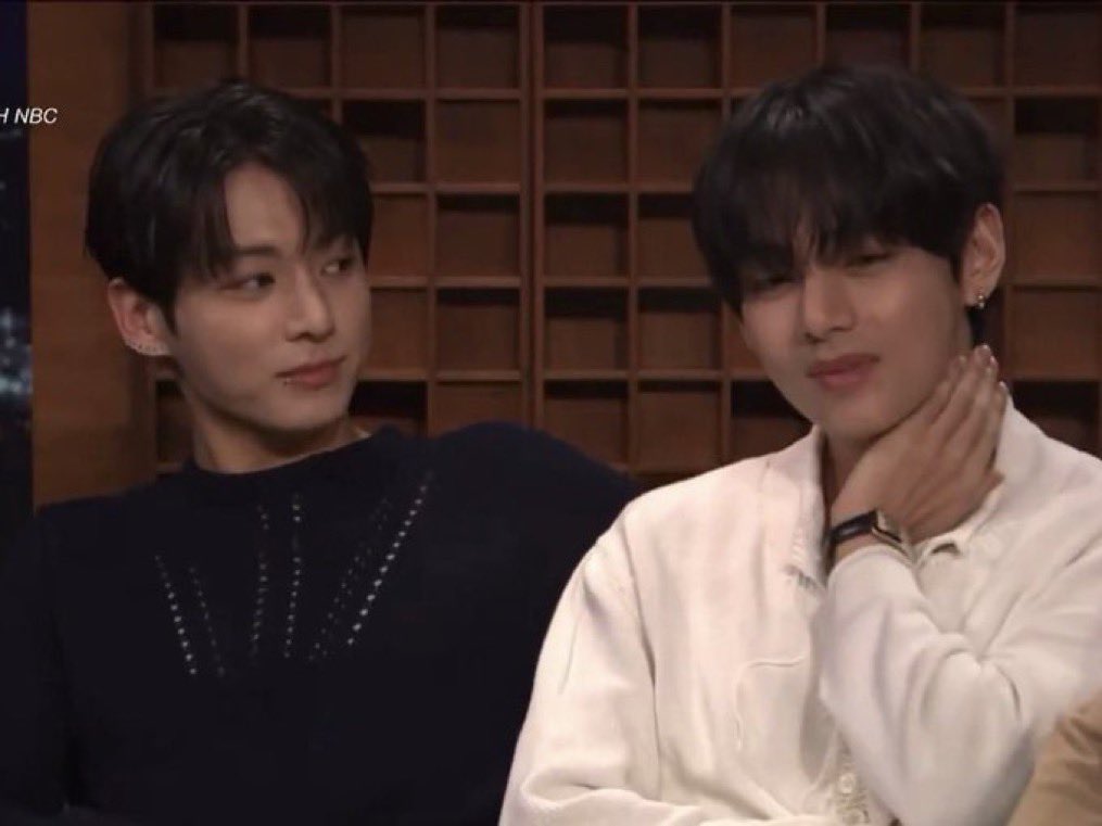 สาววายแบบกุนั่งยิ้ม งานสายตาแบบไม่ต้องอ่านบรรยายจากฟิค ตัวอย่างมีให้เห็น