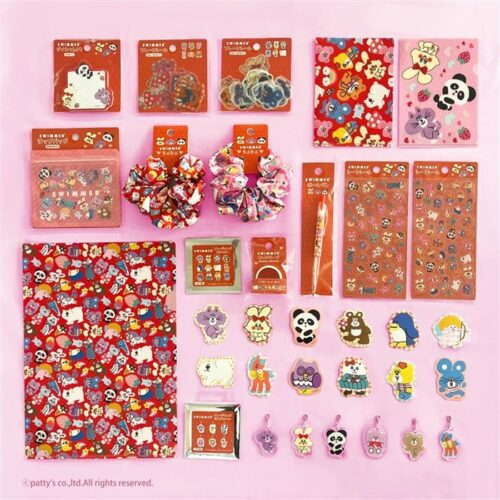 shimapatobu's tweet image. キャンドゥ『スイマー（SWIMMER）』コラボの雑貨が2026年3月末より新発売！トレーディングステッカー、ミニチャーム、ミラー、巾着、バッグも！

puchipurabu.com/cando-swimmer-…

#キャンドゥ　#スイマー　#SWIMMER　#100均　#100円　#キャンドゥ新商品

【110円（税込）】
・フレークシール