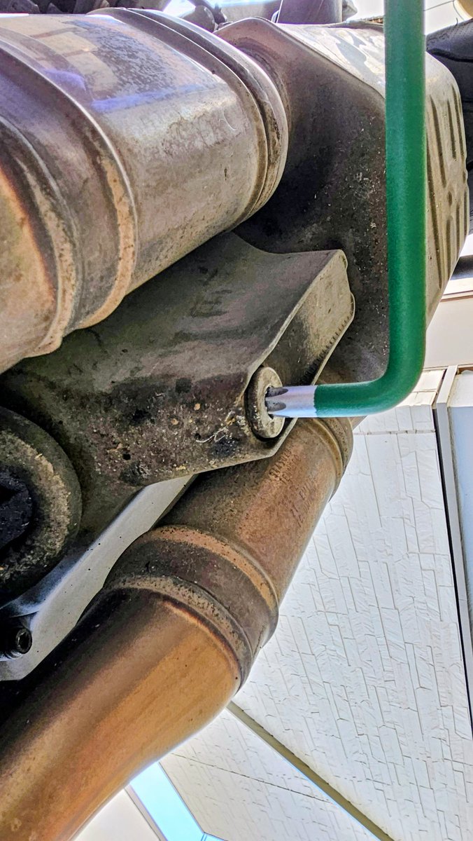 つよポン tweet media