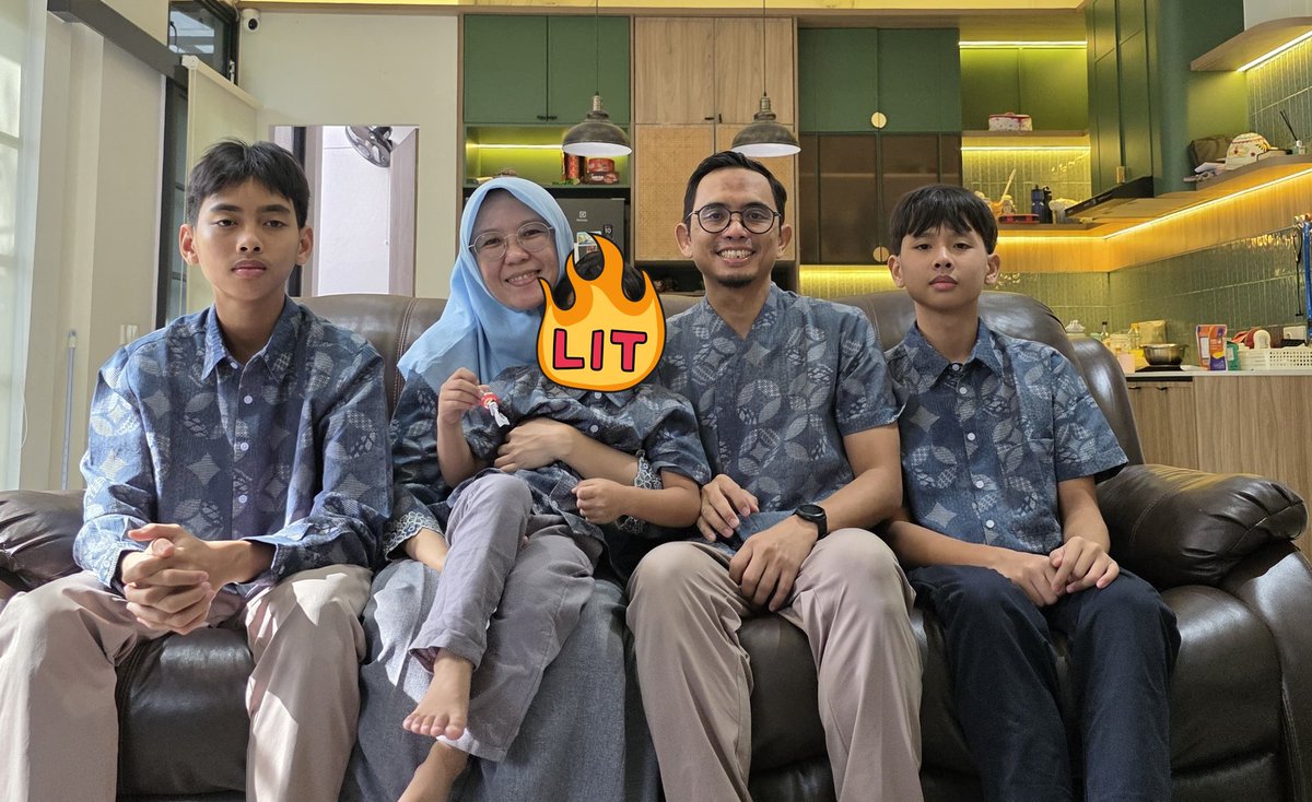ImamAlkarami's tweet photo. @ArditErwandha @djaycoholyc Baru sadar, seragam lebaran gw samaan ama keluarganya Dwika https://t.co/odF1Syh8Qj