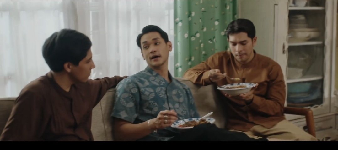 ImamAlkarami's tweet photo. @ArditErwandha @djaycoholyc Baru sadar, seragam lebaran gw samaan ama keluarganya Dwika https://t.co/odF1Syh8Qj