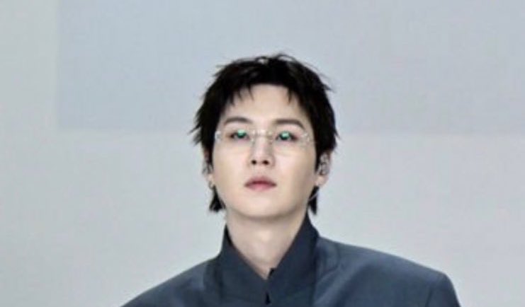 intothesunbts's tweet photo. the listener                            the bias https://t.co/h6SlrIjm43