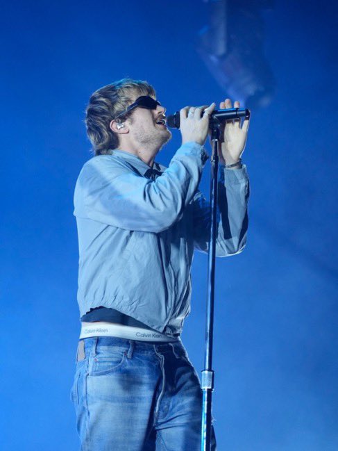 flwersforsue's tweet image. remember when he said he hated low waisted jeans #liar
