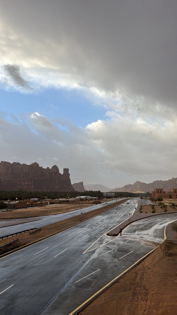 thamer_dahem's tweet photo. “العلا اليوم غير 🌧️🔥

أمطار الخير ترسم لوحة من الجمال وتعيد الحياة لكل زاوية
أجواء ولا أروع ✨
#العلا #أمطار_العلا https://t.co/bCeDcQ5zi1
