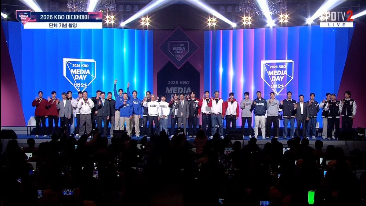 샤뀨ᡣ • . • 𐭩 tweet media