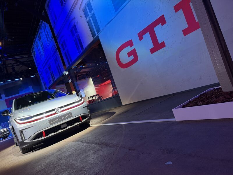 Sabahın Körü, Haberin Hain Savarı : 🙃👞🛡️

 1⃣Türkiye'nin ilk doğuştan zırhlı SUV aracı TULGA sergilendi. 
 BMC'nin Jandarmanın kullanımına sunulacak zırhlı SUV'u, 4875 mm uzunluk 2090 mm yükseklik, 2050 mm genişlik ve 7250 kg zırhlı ağırlığı ile 750kg taşıma kapasitesine sahip.