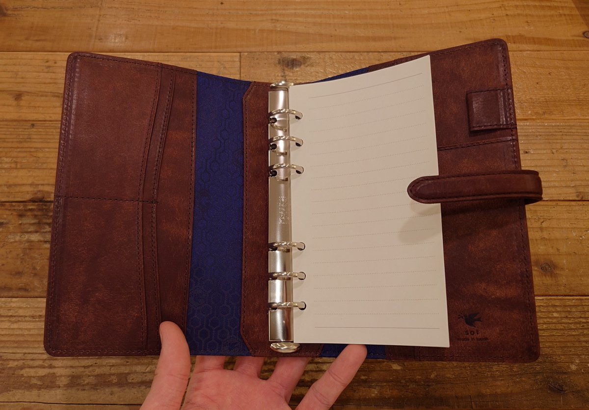 sot_store's tweet image. ／
📢横浜ジョイナス店
＼

新年度に向けて新しい手帳はいかがですか。
プエブロレザーを使用したシンプルで飽きのこないデザインになっており、
日常のスケジュール管理からビジネスシーンまで幅広く活躍してくれます。

#yokohama #planner #diary