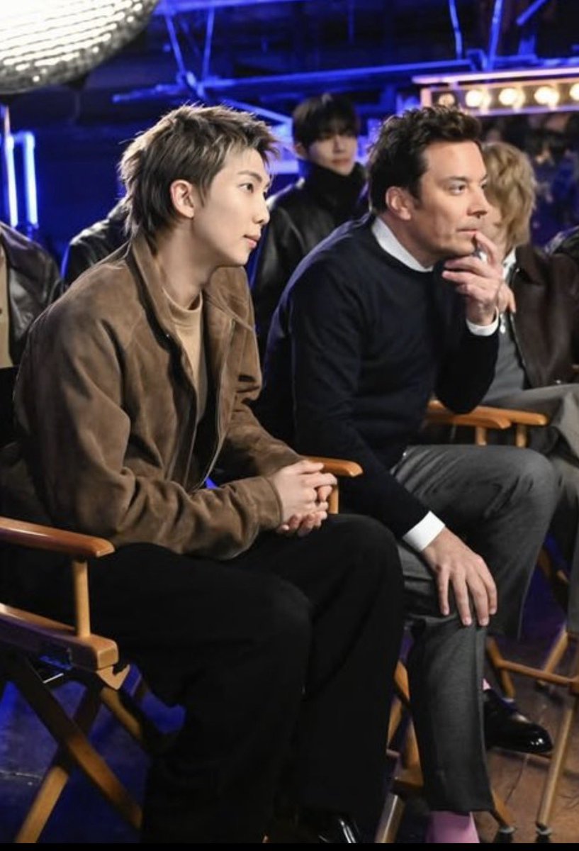 저....지미씨 정말 제가 좋아(?)하는데요...
잠깐만 나와주시지...
뒤가 잘 안보이는데 말이죠...
🐰🐥