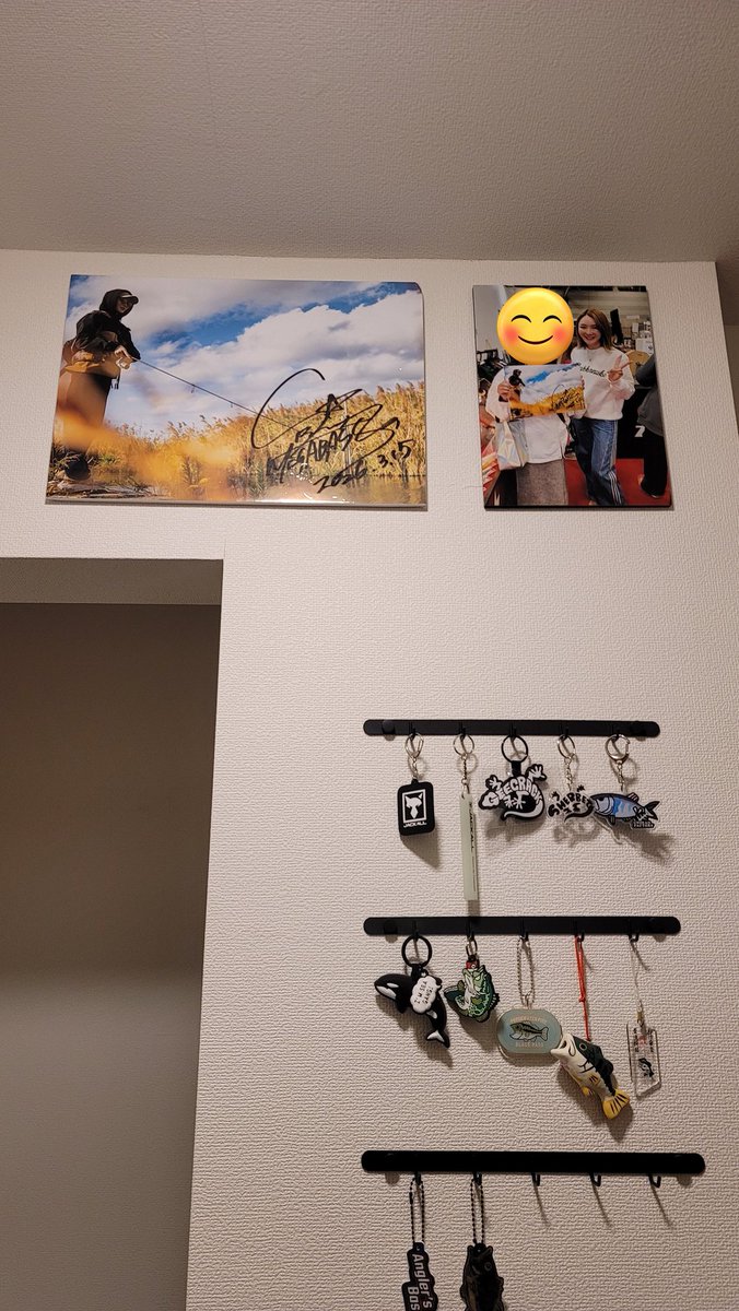 Sho19840727's tweet photo. セイナさん推しの妻がキープキャストの陸女王ガチャで金賞を当てたので景品のポスターを玄関に。

家に帰るとセイナさんが出迎えてくれる(笑) https://t.co/PfB49nQJYW