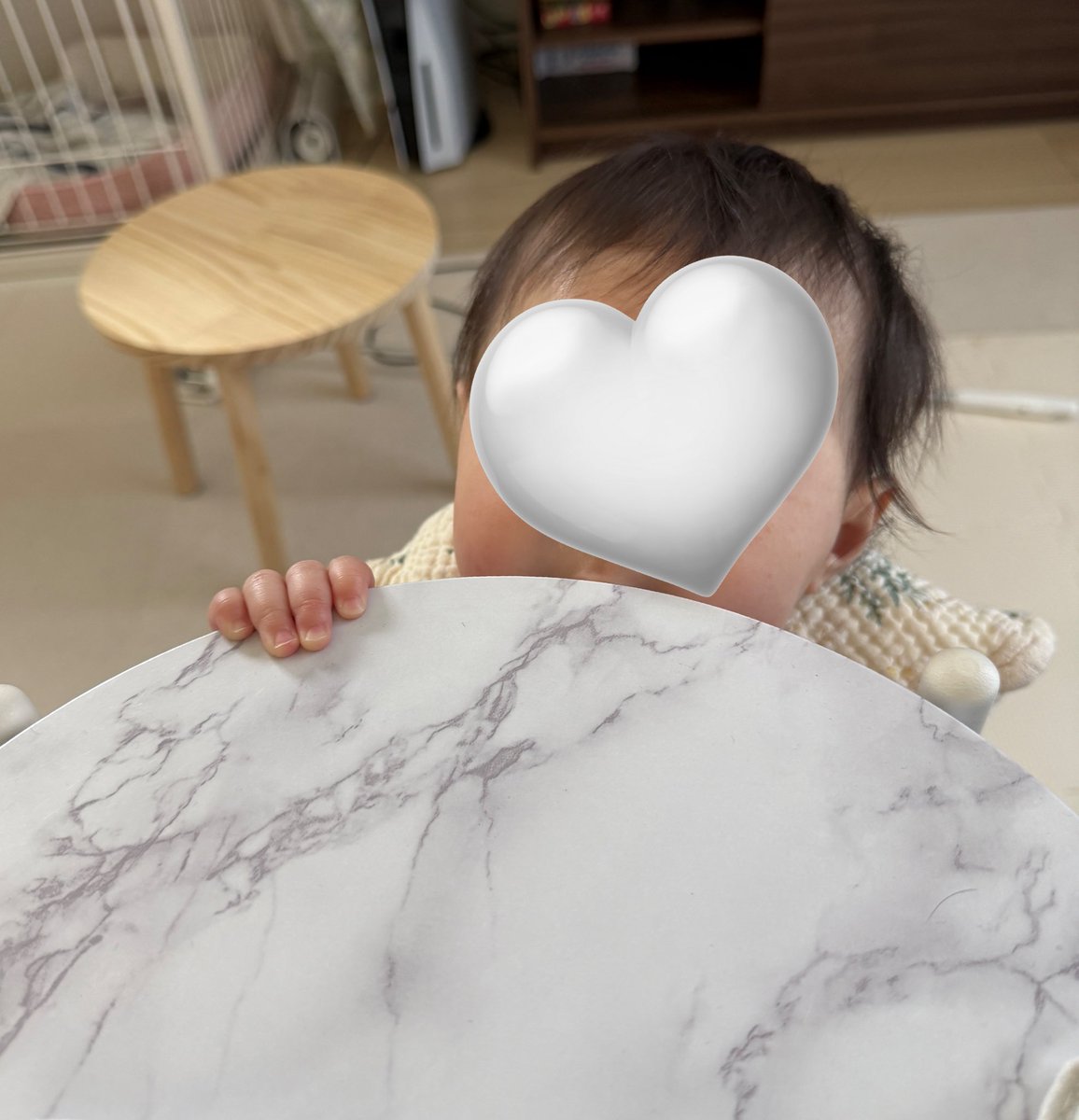 最近ソファから目があってニコってしてくれたあと
ママのとこおいで〜！って言ったら
一生懸命ハイハイして、掴まり立ちしてきてくれる😭😭🤍🤍
可愛くて到着しては離れてﾏﾏﾉﾄｺｵｲﾃﾞｰ!、到着しては離れてﾏﾏﾝﾄｺｷﾃｰ!てってしてる😭😭✨🤍🤍（笑）