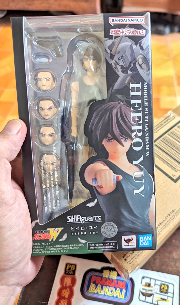 heero_yuy2's tweet image. フィギュアーツ ヒイロ ユイの予約注文品が届きました！これは私の大好きなアニメキャラで、バンダイがついに商品化してくれました。ただし、通常のSHFiguartsの希望小売価格と比べるとかなり高価でした。青い厚紙の背景も付属しているので、「つづく」シーンを再現できますよ！#ガンダムW #HeeroYuy