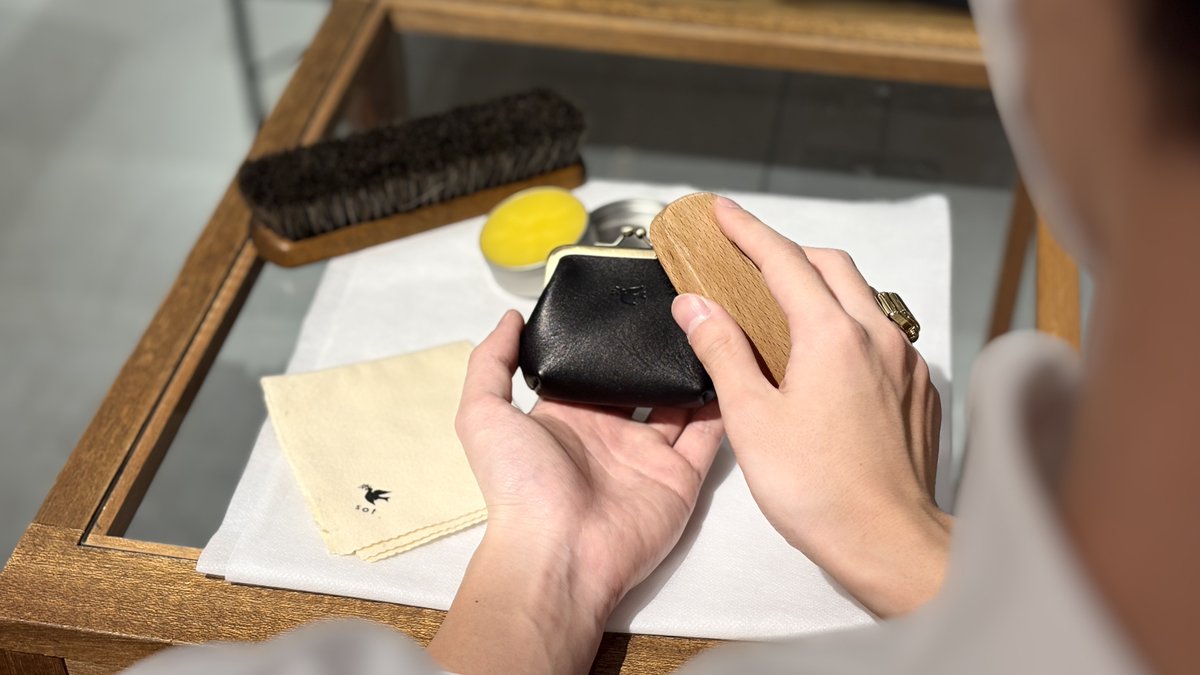 sot_store's tweet image. ／
📢銀座店
＼

あなたの相棒、少しお疲れでは？？
店舗でのメンテナンスも承っております。
手を入れるたび、また愛着が深まる。
ぜひ店頭まで！！
メンテナンス内容：ブラッシング・オイル塗布・防水スプレーetc.
※自社製品に限る

#sot #maintenance #ginza
