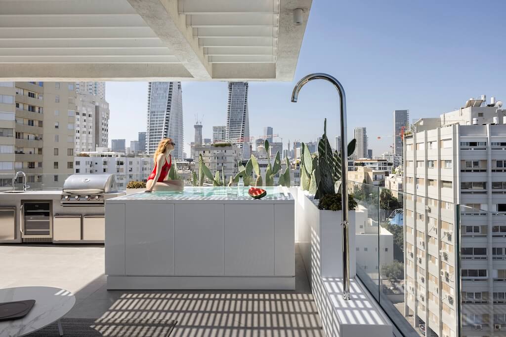 AmazingArchi's tweet image. A Cosmopolitan Penthouse in the Heart of Tel Aviv by Tzvia Kazayoff Studio

Read more: amazingarchitecture.com/apartments/a-c…

#amazingarchitecture #Apartment