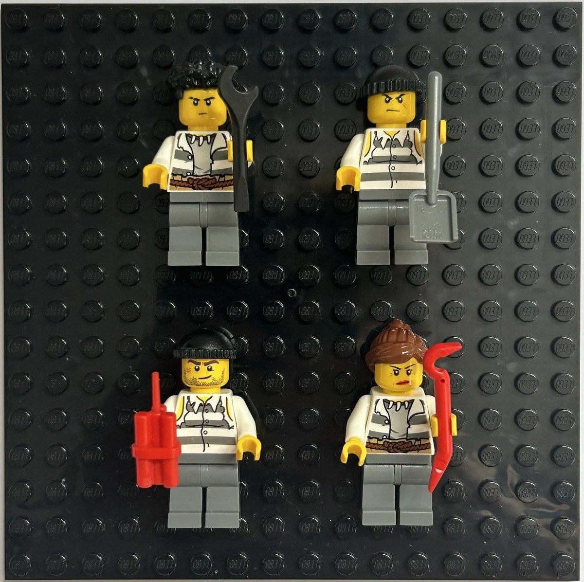 infinitybricks8's tweet image. The Great Escape is on! This bundle of four minifigures includes everything you need for a high-stakes breakout, featuring tools and specialized gear ⛓️🏃‍♂️

#LEGO #LEGOminifigures #LEGOcollection #LEGOcommunity #LEGOaddictAFOL #LEGOreseller #LEGOforsale #LEGOPolice #PrisonBreak