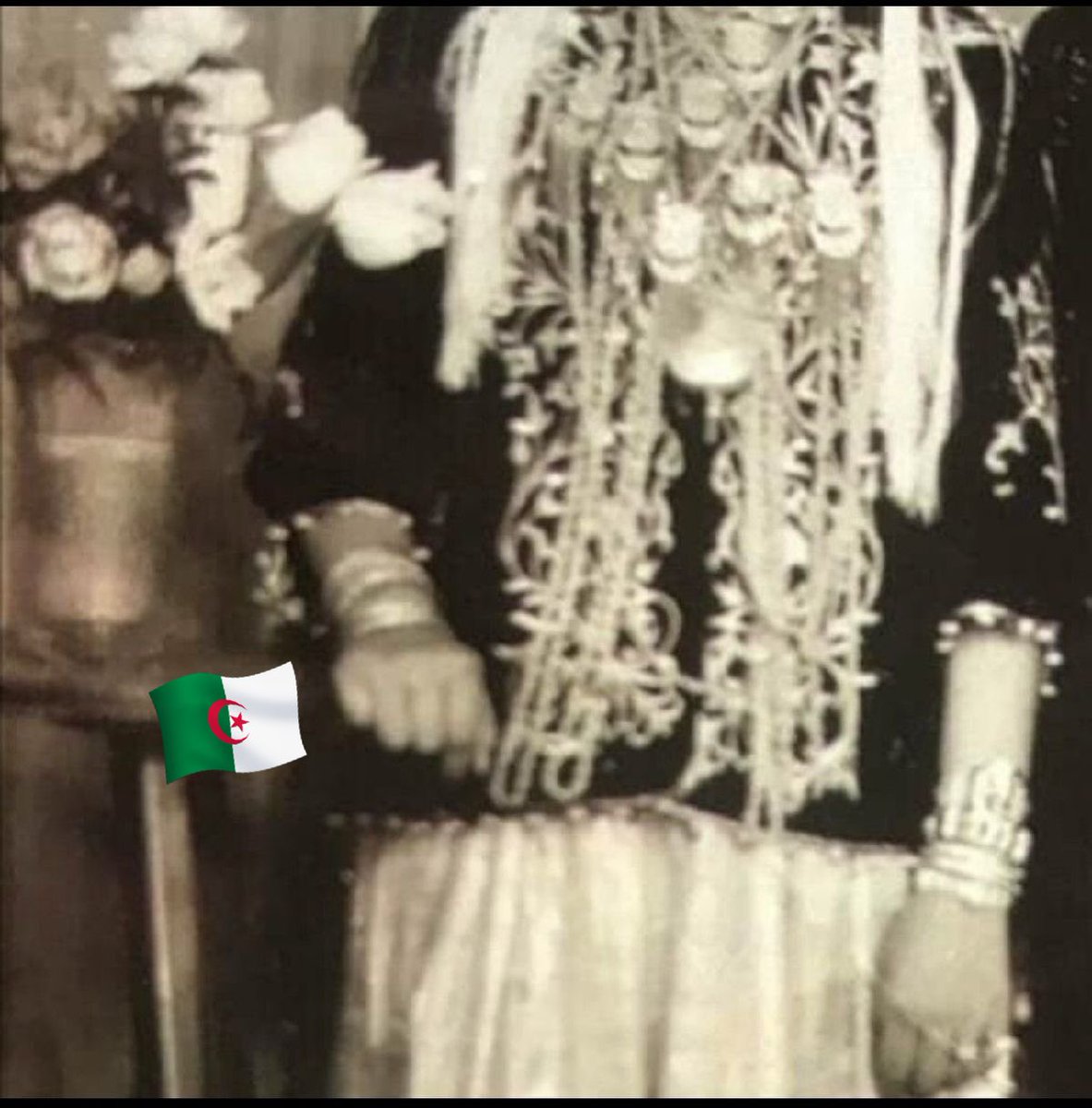 zirinumide's tweet photo. Les kravach “boulehya” est un bijoux typiquement Algériens.🇩🇿 

Merci de respecter ce patrimoine et d’éviter toute appropriation les marocaine de merde . 
Ca me fait rire parceque les Algériennes le portaient dès leur plus jeune âge puis ta les affolés de l’ouest..poor morrocan . https://t.co/z8ngsn0bxQ
