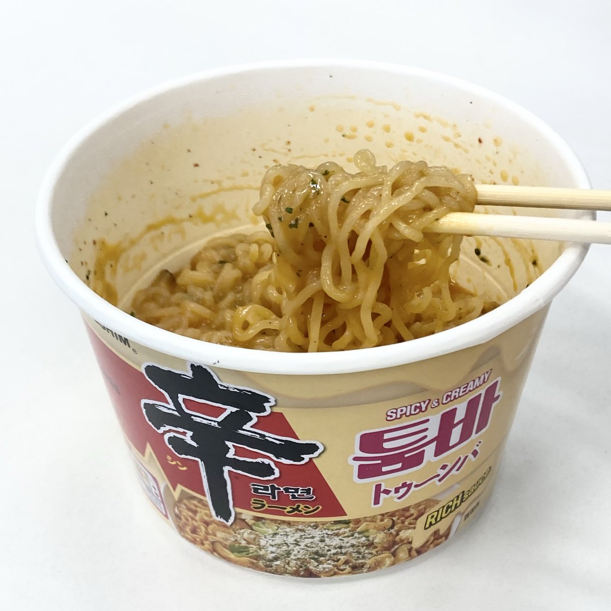 taxer9's tweet photo. 「コンビニカップ麺　辛まつり」。前々々回に続いて農心ジャパン。「辛ラーメン トゥーンバ カップ」26/3/2発売。やきそばとして出てたものがクリーミーパスタとしてリニューアルされたらしい。熱湯をたくさん入れて湯切りする作り方と、半分量熱湯で電子レンジで加熱して作る方法があるとのこと。 https://t.co/INIisRTMoL