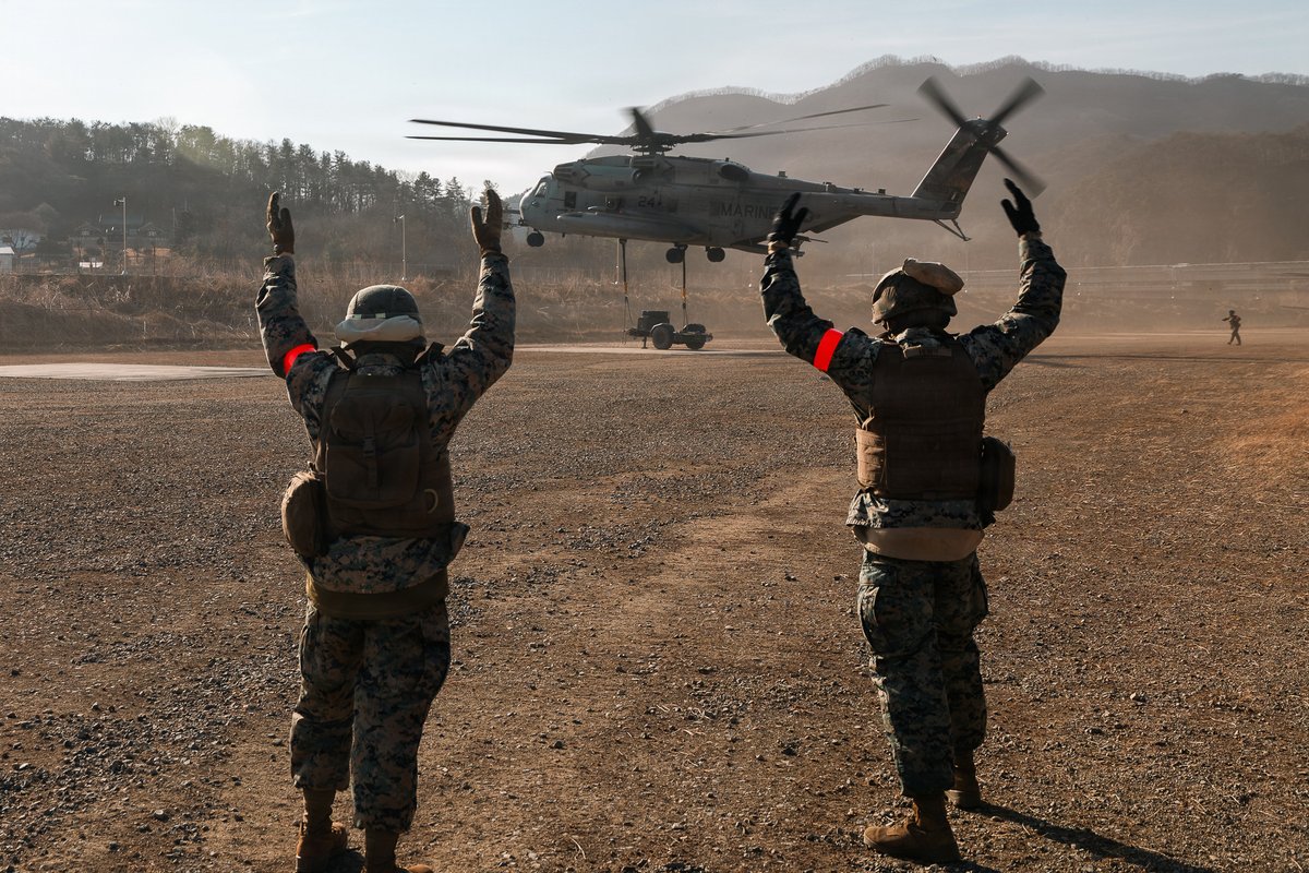 1stMAW_Marines's tweet photo. CH-53E > Working Party
A U.S. #Marine Corps #CH53E Super Stallion with Marine Heavy Helicopter Squadron 466 lifts a Joint Light Tactical Vehicle trailer during Korean Marine Exchange Program 26.1.
📍 Pocheon-si, Gyeonggi-do, South Korea, March 19, 2026. https://t.co/jxGlBWrw7o