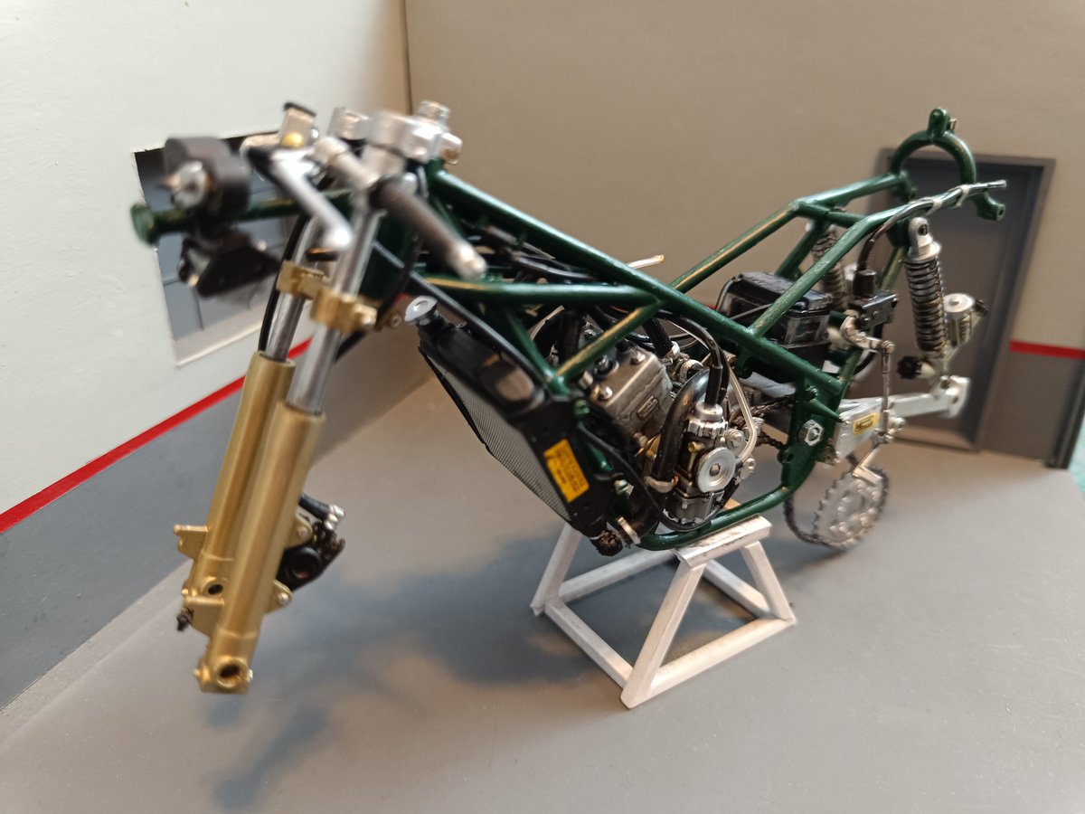 voromont's tweet photo. Con la horquilla delantera montada y cableada parte de moto, tiene una pintaza increíble.
Qué bonitas eran estas 125cc GP de los 70's
#minarelli #protar #scalemodel #scalemodelbike #modeling https://t.co/QmZNYmGxW5