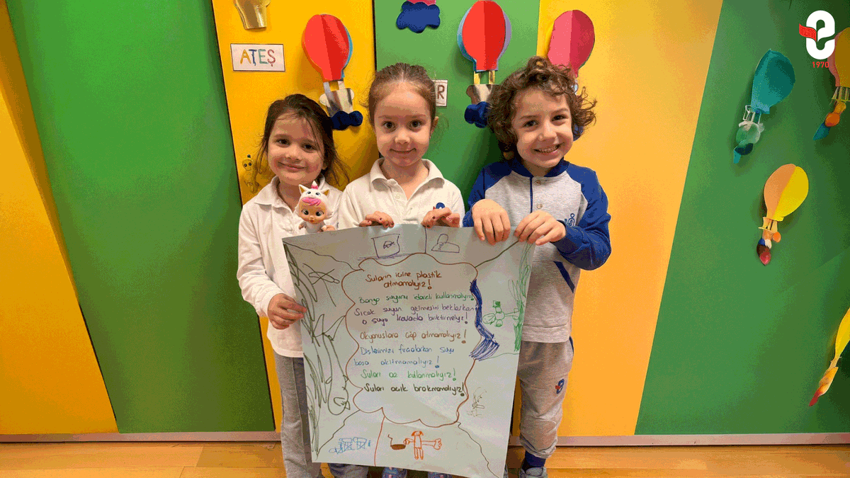 Geleceği koruyan nesiller yetiştiriyoruz!
#TBT | Dünya Su Günü
Öğrencilerimizin suyun önemine dair hazırladıkları çalışmalar, sadece bir farkındalık değil; geleceğe duyulan sorumluluğun güçlü bir yansıması oldu.
Her bilinçli çocuk, daha yaşanabilir bir dünyanın en büyük umududur.