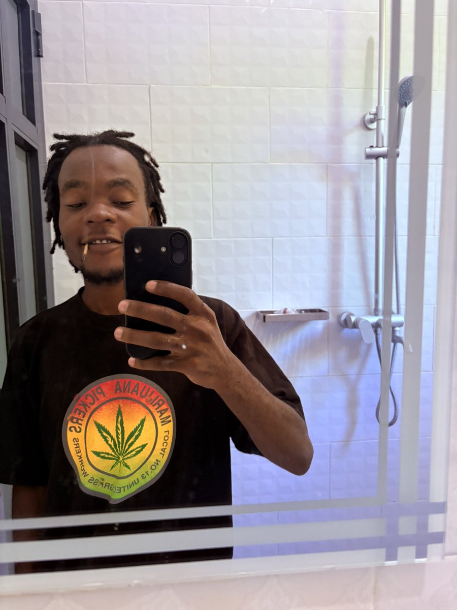 International Stoner 👽 tweet media