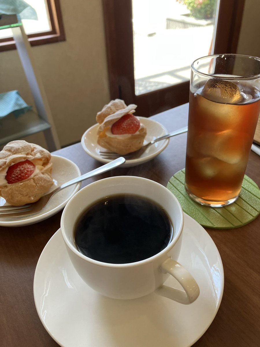 tmk12061's tweet photo. 今日は娘と待ち合わせて🤭
とてもおいし～いお昼ご飯🍚
豚ロースステーキ&amp;
シュークリーム🍓
いただきました(-人-)🍀
PM2:15 福岡の空☀️🍋🍃 https://t.co/unjWfjmPWq