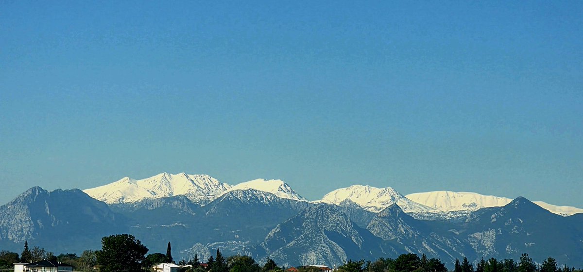 Sanmasınlar ak düştü başlarına..
Sen yine dağlar gibisin..
Görmesinler ağlarken seni..
Sen yine çağlar gibisin..