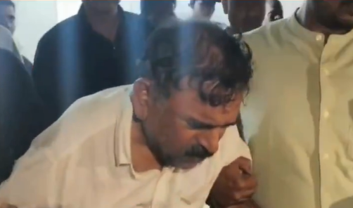 भोंदू बाबा उर्फ़ अशोक खरात पर एक और खुलासा!🔥 

बड़े-बड़े मंत्रियों और अफसरों की औरतों की पर्ची बनाता था बाबा अशोक खरात

इसने एक या दो नहीं, सैकड़ो अमीर घर की महलाओं का यौन शोषण किया है।    

ये अब तक इसलिए बचा रहा क्योंकि इसे तार बड़े नेता और अफसरों से जुड़े हुए थे।   

9 लाख