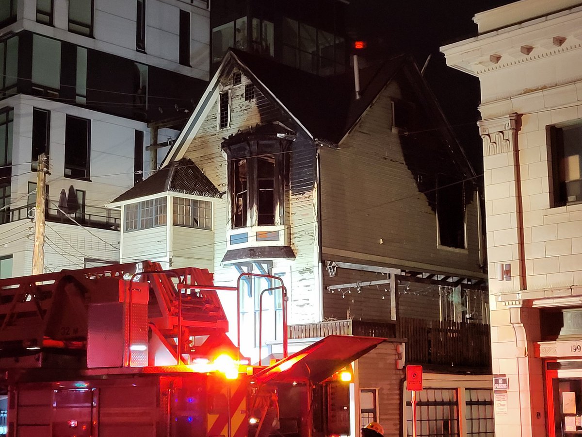 BrunoBaronet's tweet photo. There was a fire this evening at 153 E 8th Avenue in Mount Pleasant. This led to the whole neighborhood going without electricity for over 2 hours. https://t.co/mtJ01JlGGB