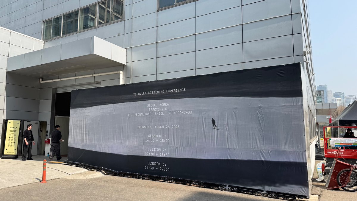 welcometojerry's tweet photo. Exclusive look inside the YE BULLY listening party in Seoul South Korea on 3/26 https://t.co/daY20RjcZG