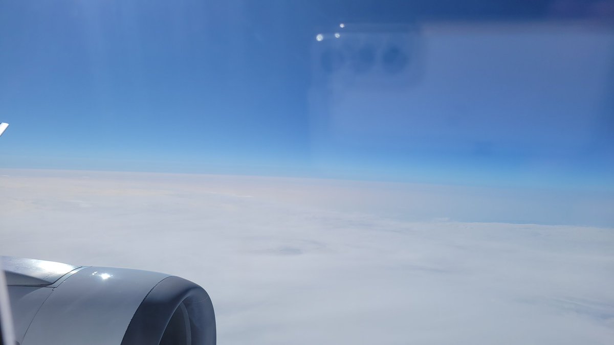 せっかく久々に窓側席なのに、雲に覆われ下界は見えんし、雲の上側のｶﾀﾁも平坦でつまらんw🥱
