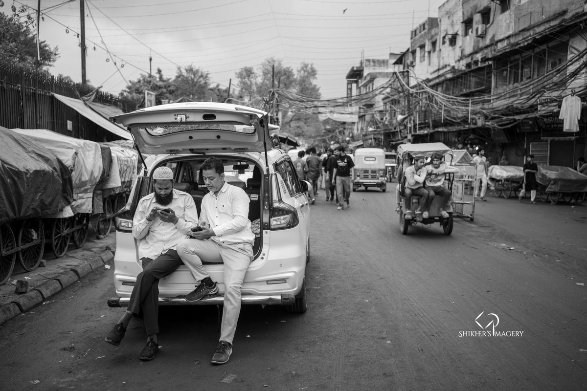 ShikhersImagery's tweet photo. A word or two

Stealing moments of gup-shup from daily chores and errands is what makes life worth living. Scenes from the bylanes of Chandni Chowk, Delhi.

https://t.co/b3oJOgJP3p

#streetphotography #streetphotographyindia #indianstreetphotography #streetphoto https://t.co/R3tgWsuKmJ