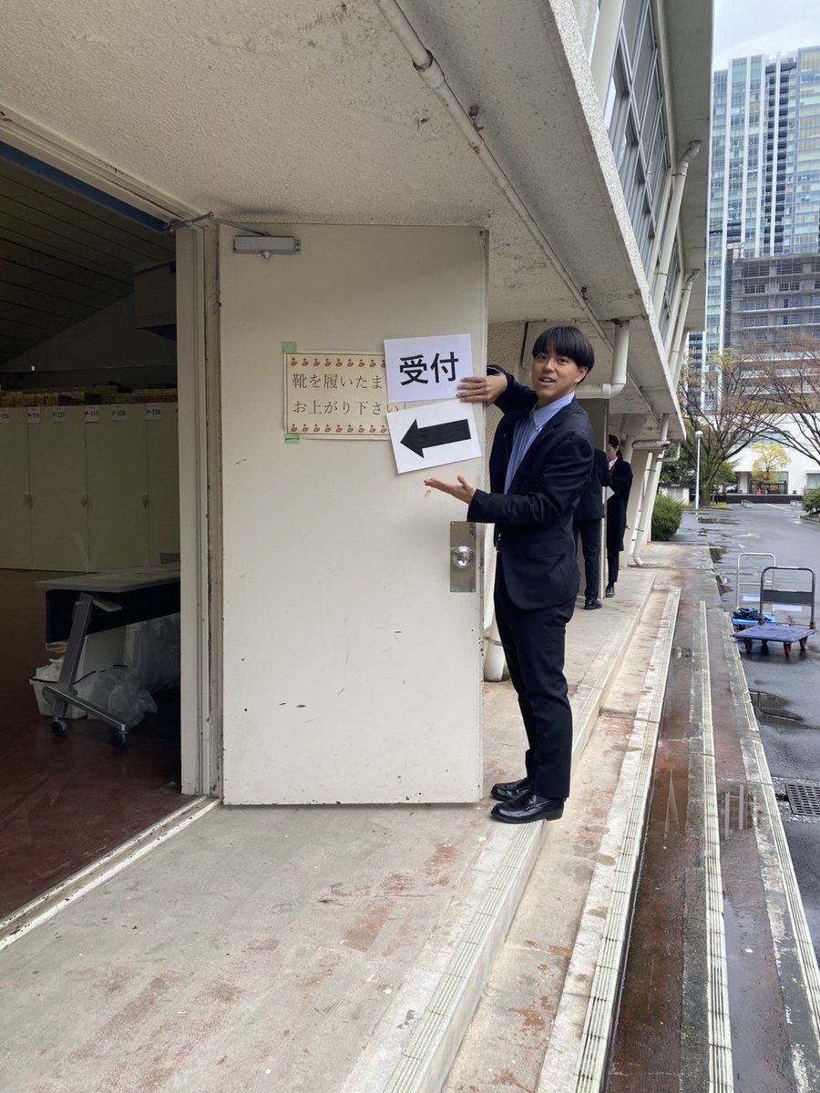jsfs_young's tweet photo. 本日のナイトポスター会場は中部講堂になります！
案内に従って、横の扉から入るようにお願いします🙇‍♂️ https://t.co/HNG9i5R1rO
