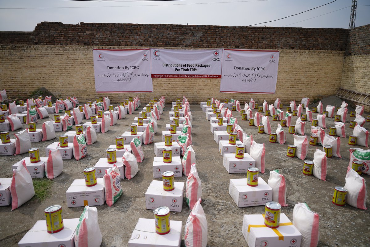 ICRC_Pakistan's tweet photo. As part of #EcoSec activities in #Khyber, the first batch of #ReliefAssistance was distributed among displaced communities.
A total of 500 dry food rations and 1,500 hygiene kits were delivered in coordination with the @PRC_official to support families in need. https://t.co/z37tNidWQX