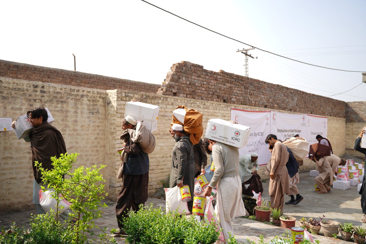 ICRC_Pakistan's tweet photo. As part of #EcoSec activities in #Khyber, the first batch of #ReliefAssistance was distributed among displaced communities.
A total of 500 dry food rations and 1,500 hygiene kits were delivered in coordination with the @PRC_official to support families in need. https://t.co/z37tNidWQX