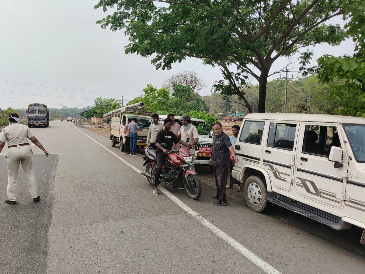 chandikholerto's tweet photo. Enforcement against all M.V Violations  by RTO Team,chandikhole alongwith DST,Eastern Zone at Duburi,Kalinganagar and  eye check up camp at Srirampur Toll Gate.@STAOdisha @dm_jajpur @spjajpur https://t.co/HYPNwAFWhK