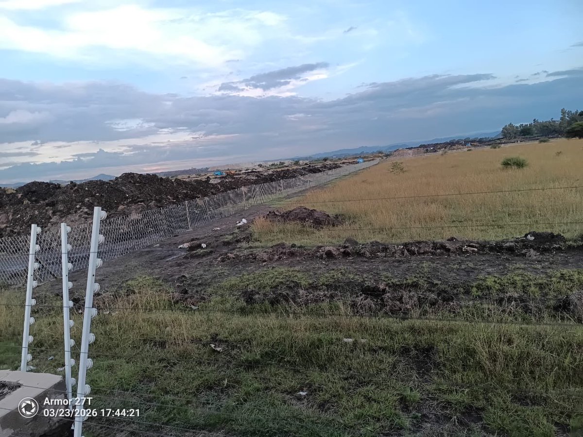 LordComfort's tweet photo. @DMPR_ZA @RustenburgLM @NorthWestDOH @HealthZA @GovernmentZA @MYANC @GwedeMantashe1 @MbalulaFikile @CyrilRamaphosa @NWPGOV 
How do you approve a mine just next to a residential area?
Do you care abt our life’s, house are developing cracks,is this people 1st ? https://t.co/gpCC2PMFPa