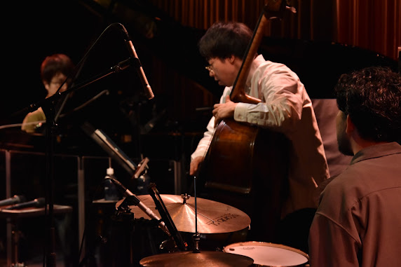 edo_jazz's tweet photo. 【ステージ写真公開！！📸】
先日はミレジャズ2026にお越しいただきありがとうございました。🪩

大成功に終わったステージの様子を少しだけお見せしちゃいますっ✨

ピアノトリオにフォーカスしたいつもと一味違うひと時となりました！🎹🥁🎻

次回は9/26(金)銀座能楽堂でお会いしましょう！🎶👘 https://t.co/WXMr8WtOn6