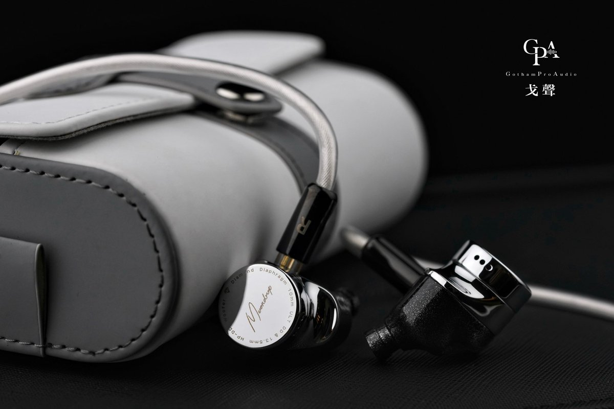 GothamProAudio's tweet photo. 【水月雨の極点、ついに解禁】MOONDROP 新フラッグシップ「原点 - Authentic」🎧💎
かつて技術展示のみで「非売品」とされていた幻のモデルが、熱烈な要望に応え、ついにそのベールを脱ぐ。
1️⃣ 異次元のデュアルドライバー構成
10mmダイヤモンド振膜（中高域）＋ 13.5mmカーボンファイバー・コーン（低域）を搭載。水月雨が培った最先端技術の結晶が、ここに。
2️⃣ 伝統を打ち破る「V字型」サウンド
これまでのブランドイメージを覆す、力強さと没入感を追求したV字型チューニング。圧倒的なパワー感と、広大なホールのような「庁堂感（ホール感）」が共存します。
3️⃣ コンセプトモデルからの奇跡の製品化
当初は販売予定のなかった技術実証機。展示会での衝撃的な反響を受け、異例のスピードで製品化が決定した「奇跡の一本」です。
水月雨が描く、新しい「原点」をその耳で。
#水月雨 #MOONDROP #原点 #Authentic #ポタオデ #HiFiイヤホン #フラッグシップ