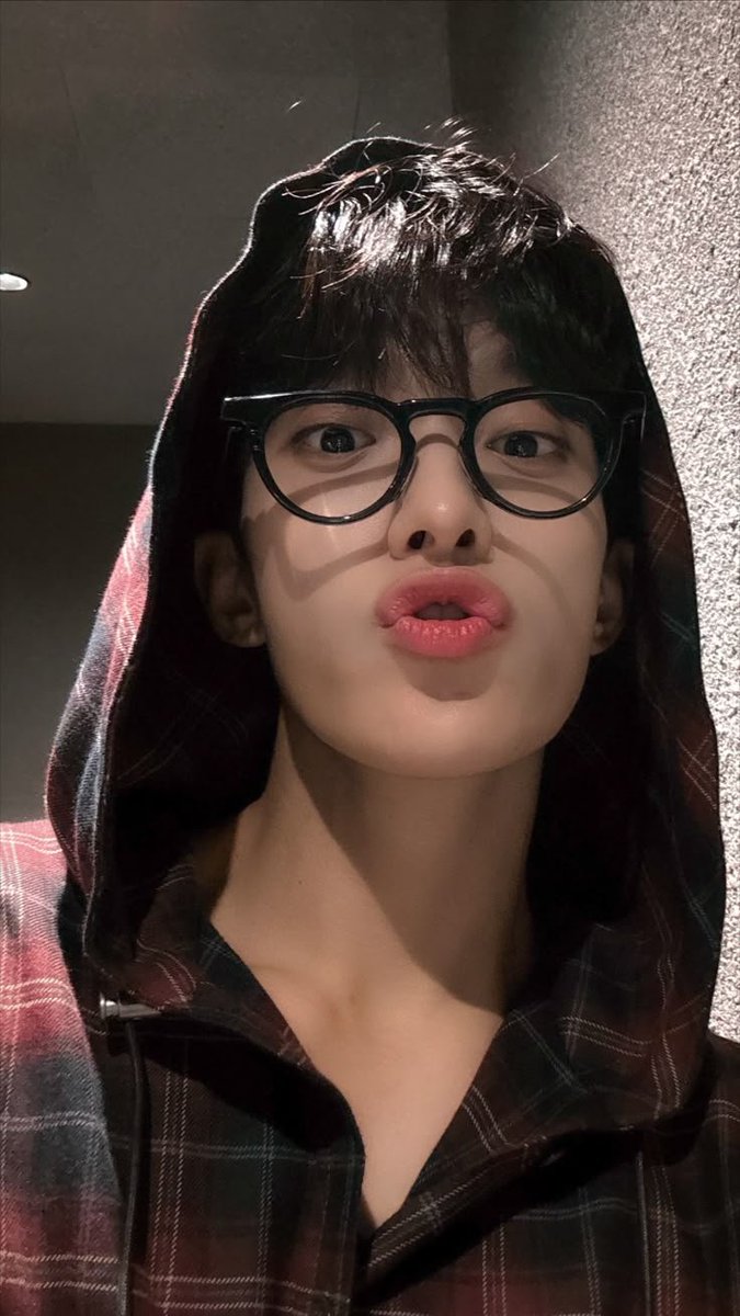 jeonghan's (omega) pimple patch | waiting for Vlll tweet media