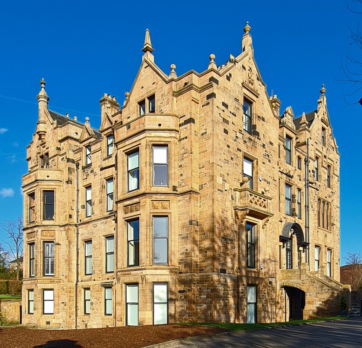 is_glasgow's tweet photo. Arnewood on Cleveden Road. Constructed around 1893 with Jacobean styling, making it look more like a castle, it was one of the largest and most impressive private homes in the west end of Glasgow.
Cont./
#glasgow #glasgowhistory #architecture #kelvinside https://t.co/WtyhlfWKA8