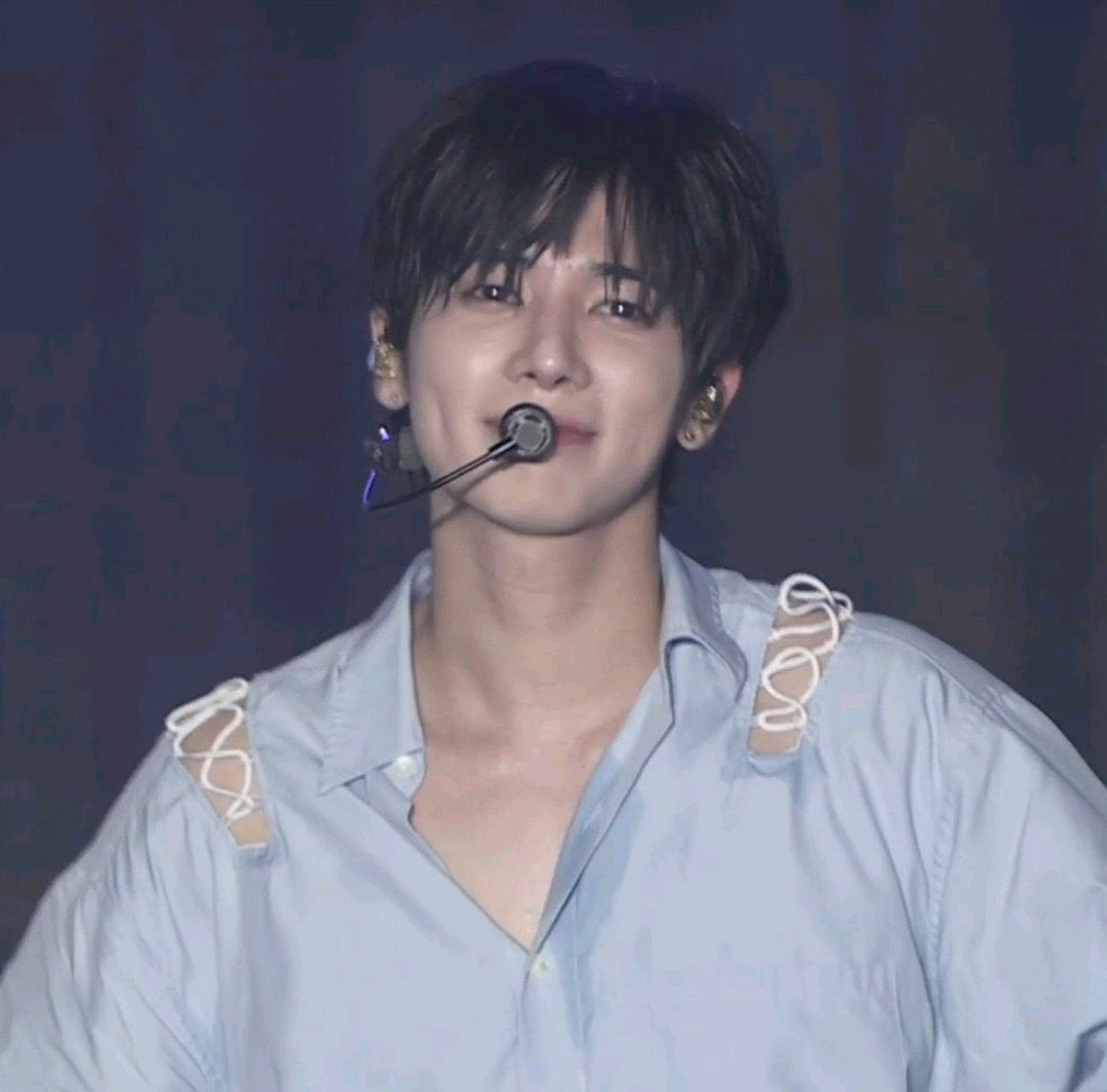 tyunfairy's tweet photo. crazy how he was smiling so cutely in that outfit https://t.co/V6ExBNH3ij