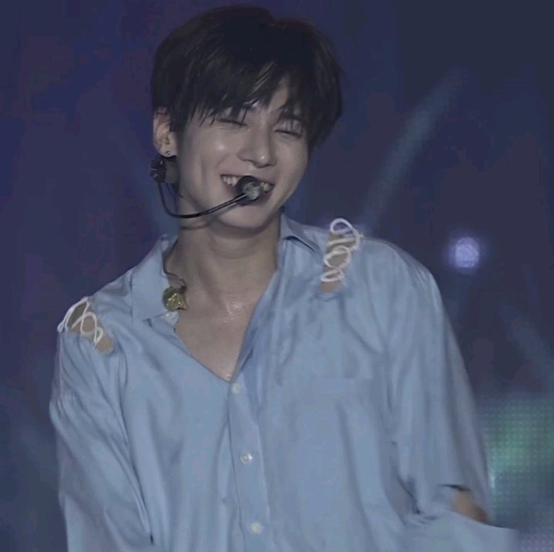 tyunfairy's tweet photo. crazy how he was smiling so cutely in that outfit https://t.co/V6ExBNH3ij